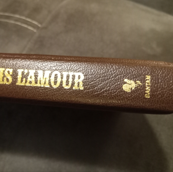 1982 Faux leather Hardcover Treasure Mountain by: Louis L'Amour - Picture 5 of 14